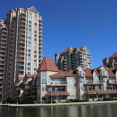 Sunset Waterfront Resort By Discover Kelowna Resort Accommodations מראה חיצוני תמונה