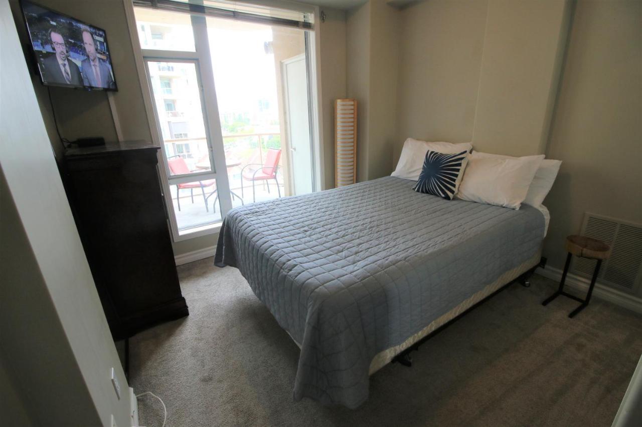 Sunset Waterfront Resort By Discover Kelowna Resort Accommodations מראה חיצוני תמונה