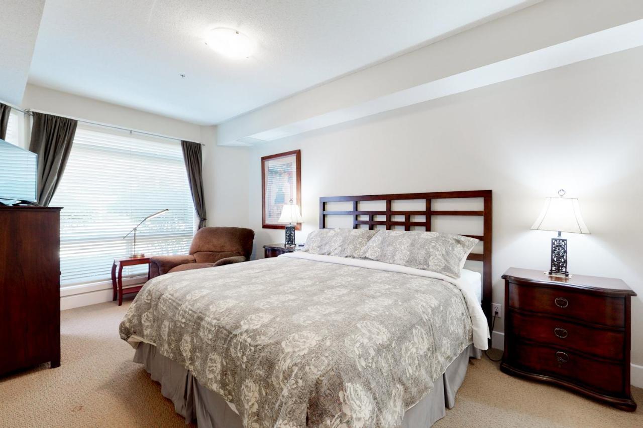 Sunset Waterfront Resort By Discover Kelowna Resort Accommodations מראה חיצוני תמונה