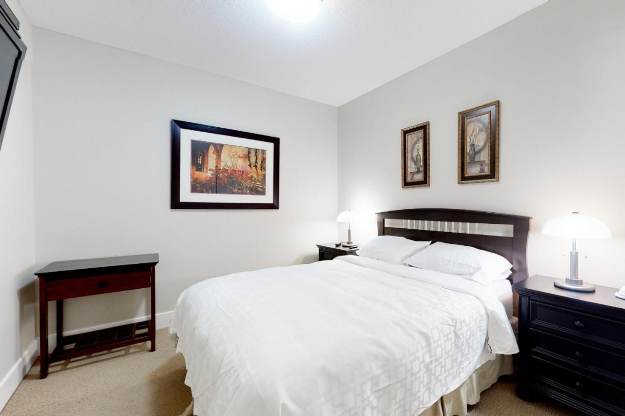 Sunset Waterfront Resort By Discover Kelowna Resort Accommodations מראה חיצוני תמונה