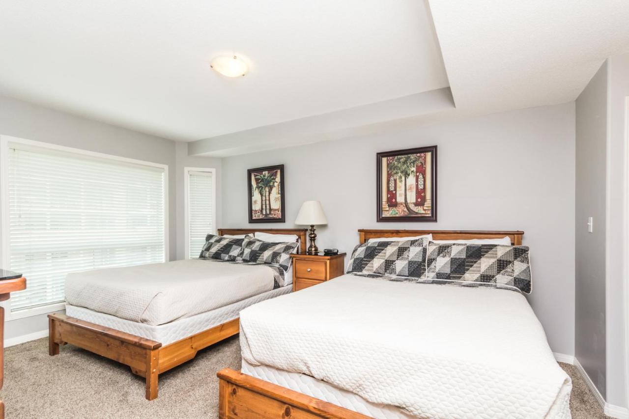 Sunset Waterfront Resort By Discover Kelowna Resort Accommodations מראה חיצוני תמונה
