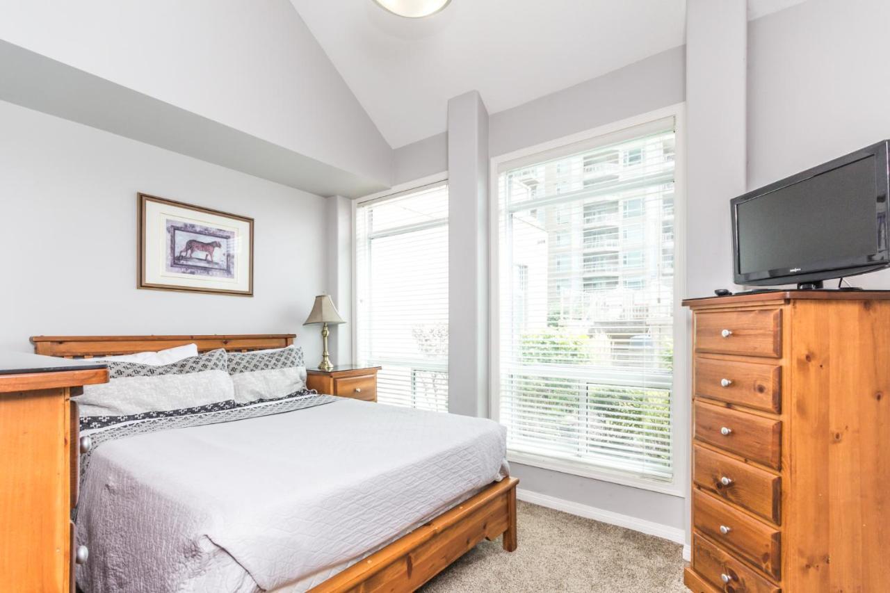 Sunset Waterfront Resort By Discover Kelowna Resort Accommodations מראה חיצוני תמונה