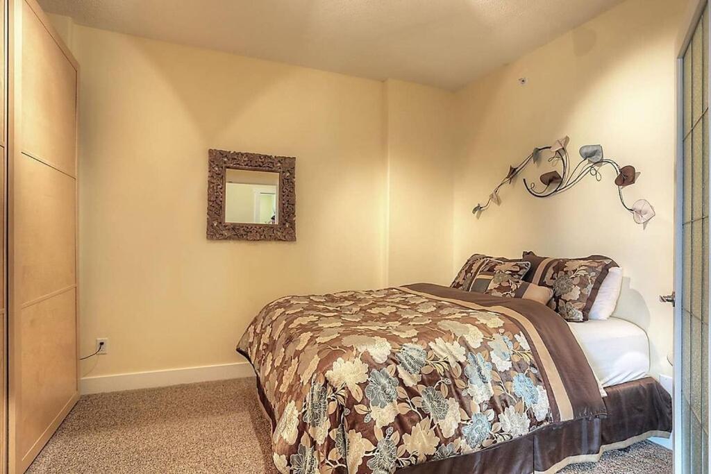Sunset Waterfront Resort By Discover Kelowna Resort Accommodations מראה חיצוני תמונה