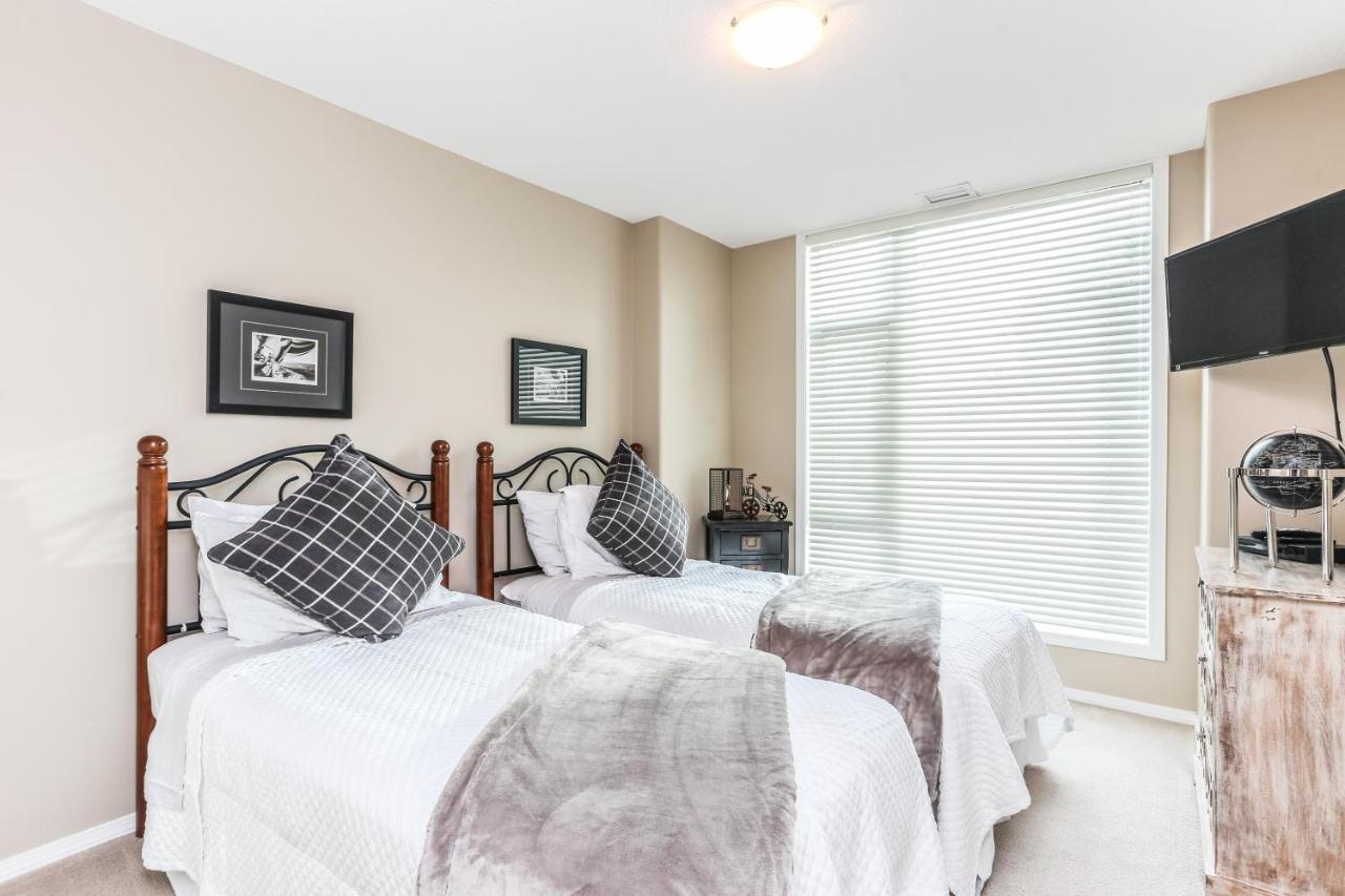 Sunset Waterfront Resort By Discover Kelowna Resort Accommodations מראה חיצוני תמונה