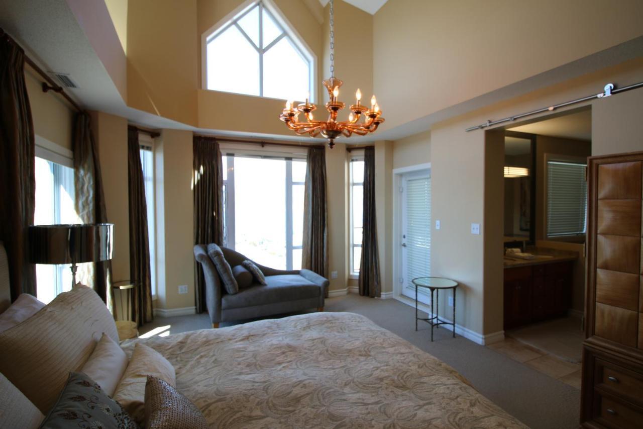 Sunset Waterfront Resort By Discover Kelowna Resort Accommodations מראה חיצוני תמונה