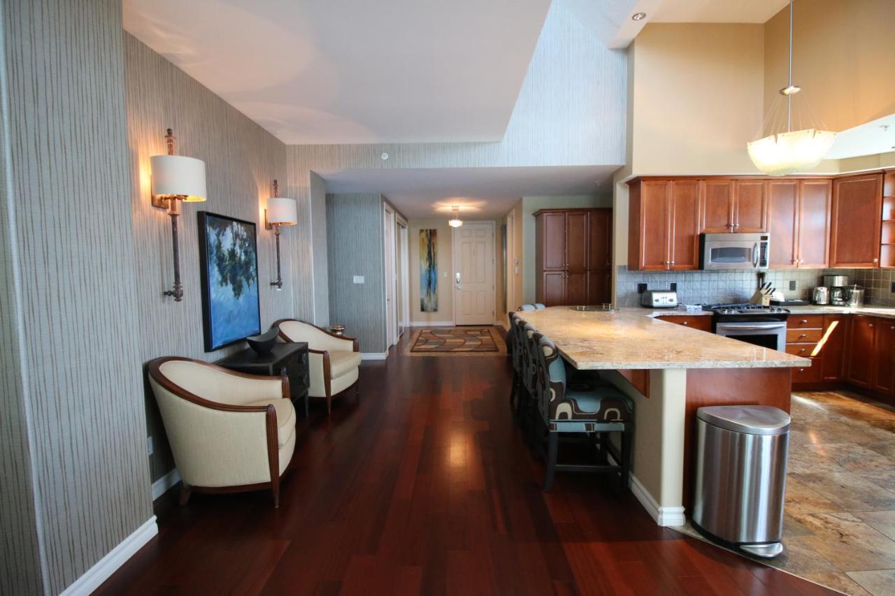 Sunset Waterfront Resort By Discover Kelowna Resort Accommodations מראה חיצוני תמונה