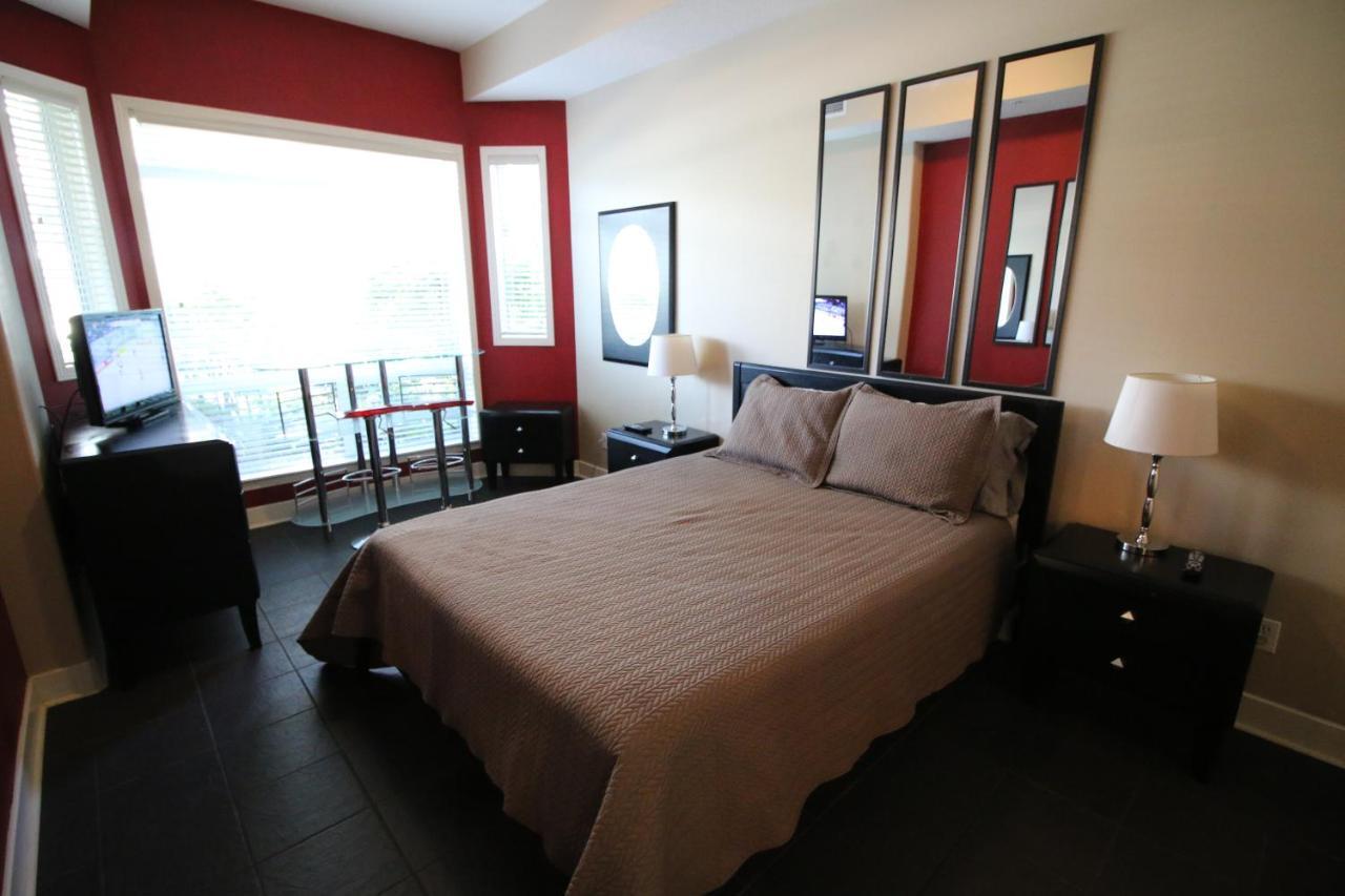 Sunset Waterfront Resort By Discover Kelowna Resort Accommodations מראה חיצוני תמונה
