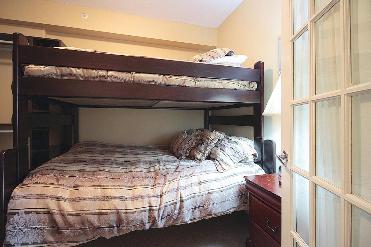 Sunset Waterfront Resort By Discover Kelowna Resort Accommodations מראה חיצוני תמונה