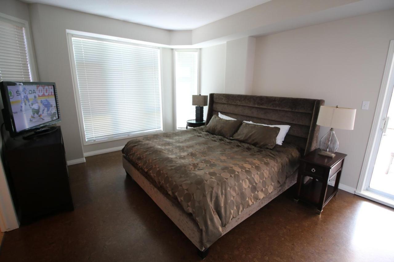 Sunset Waterfront Resort By Discover Kelowna Resort Accommodations מראה חיצוני תמונה