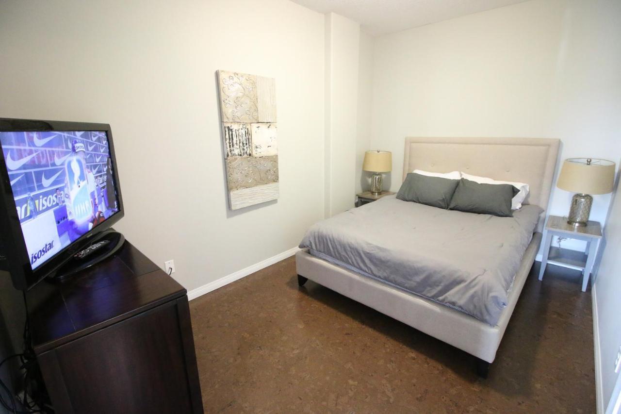 Sunset Waterfront Resort By Discover Kelowna Resort Accommodations מראה חיצוני תמונה